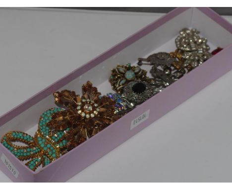 Vintage Australian Jewel Crest diamonte brooch together with 10 other assorted vintage brooches including silver filigree