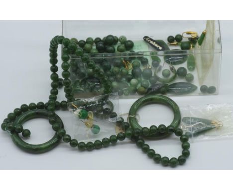 Box of assorted vintage green stone beads & pieces including earrings and pendants