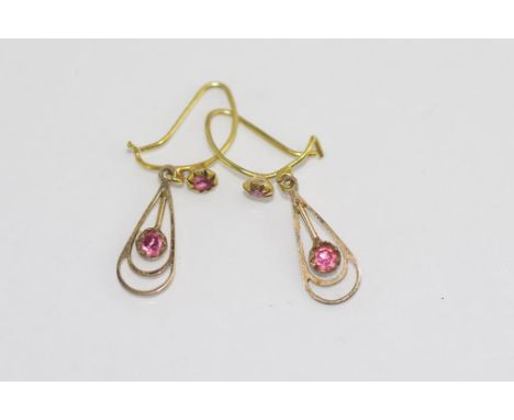 Hallmarked delicate vintage 9ct gold earrings weight: approx 0.7 grams