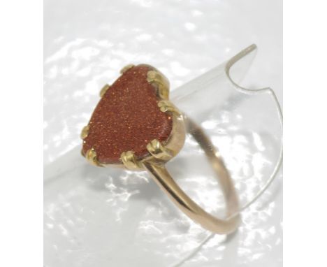 9ct gold & goldstone ring, size R/9. 3.2gms. Surface wear to the stone.