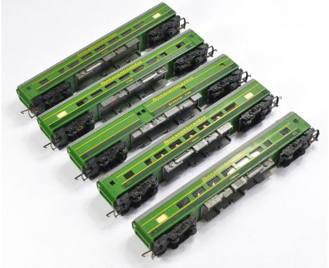 Triang Model Railway issues comprising 5 x Transcontinental coaches in harder to find green, including 1 x baggage, 2 x coach