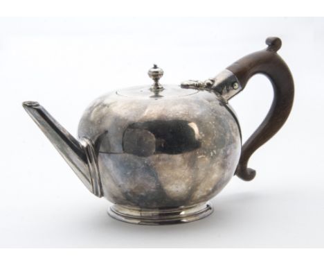 ANNOUNCEMENT: PLEASE NOTE THAT THIS IS PROBABLY A MID 18th BRITISH BRITANNIA SILVER TEAPOT AND NOT IRISHA Georgian Irish silv