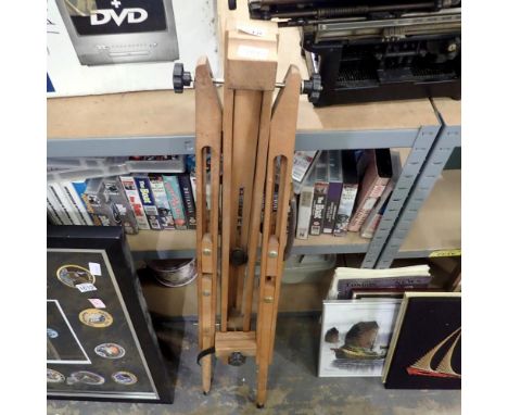 Large vintage wooden extending easel. Not available for in-house P&amp;P 