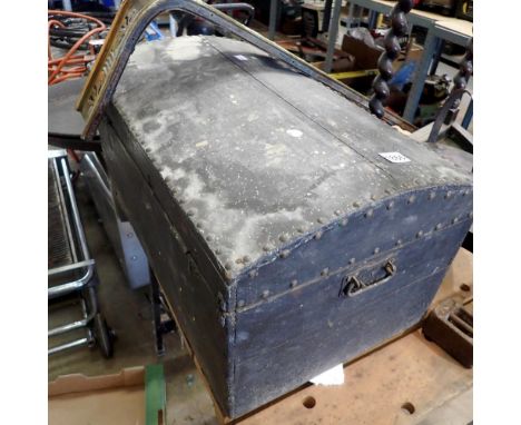 Vintage wooden trunk, L: 60 cm, W: 38 cm, H: 33 cm, no key present. Not available for in-house P&amp;P