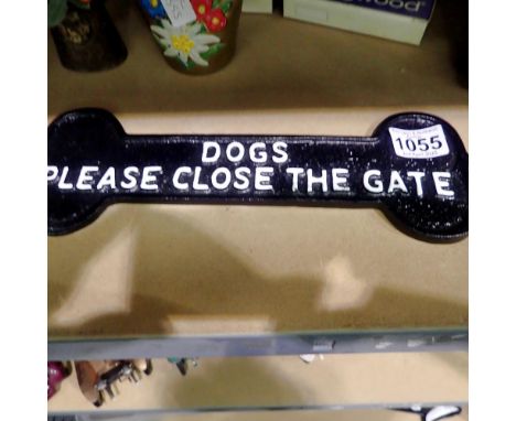 Cast iron Dogs Please Close The Gate sign, W: 30 cm. UK P&amp;P Group 1 (£16+VAT for the first lot and £2+VAT for subsequent 