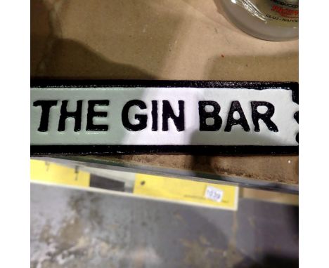Cast iron The Gin Bar sign, L: 21 cm. UK P&amp;P Group 1 (£16+VAT for the first lot and £2+VAT for subsequent lots)