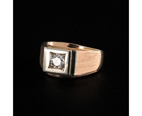 Set with many diamonds approx. 0.30 ct. ring size 20