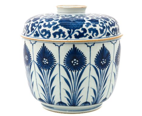  Kangxi Period, decorated with chrysanthemum flowers, cover decorated with lotus scrolls, 22 cm. tall, chip.