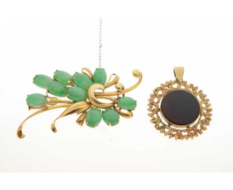Yellow metal jade spray brooch, indistinctly marked, 6cm long, 12.3g gross approx, together with a circular yellow metal fram