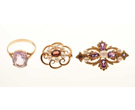 9ct gold brooch set amethyst-coloured stones and cultured pearls, a smaller 9ct gold brooch set garnet-coloured stone and cul