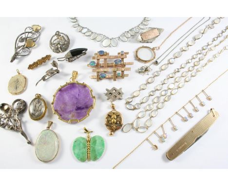 A QUANTITY OF JEWELLERY including a carved jade butterfly pendant, a 9ct gold and amethyst circular pendant, two moonstone sp