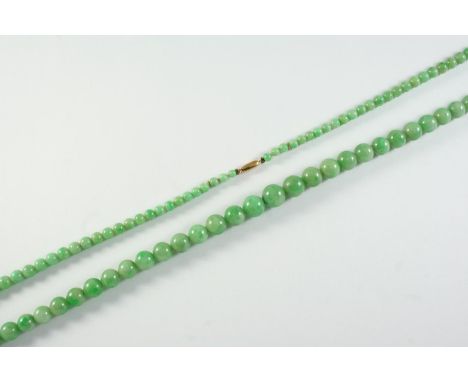 A SINGLE ROW GRADUATED JADE BEAD NECKLACE the jade beads graduate from approximately 3.9mm to 10.0mm to a gold barrel-shaped 