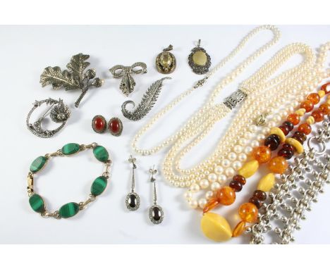 A QUANTITY OF JEWELLERY AND COSTUME JEWELLERY including a malachite and 9ct gold bracelet, three cultured pearl necklaces, fo