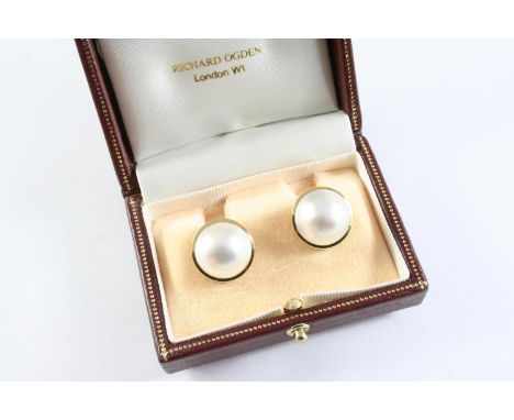 A PAIR OF MABE PEARL AND GOLD STUD EARRINGS each set in a 9ct gold setting.