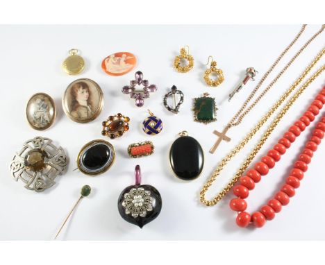 A QUANTITY OF JEWELLERY including a coral bead necklace, a loose carved shell cameo, a banded agate brooch, a blue enamel, ha