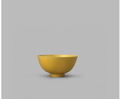 A CHINESE IMPERIAL YELLOW GROUND ANHUA-DECORATED MEDALLION BOWL, SIX CHARACTER KANGXI MARK IN UNDERGLAZE BLUE AND OF THE PERI