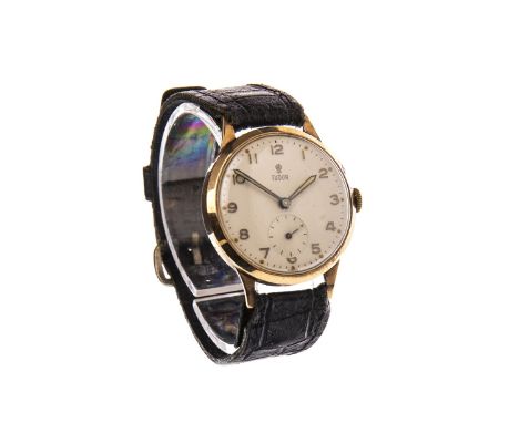 A GENTLEMAN'S TUDOR NINE CARAT GOLD MANUAL WIND WRIST WATCH, the round cream dial with applied gold coloured Arabic hour mark
