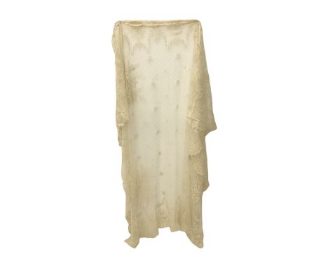 Late Victorian/Edwardian Bridal veil of cream brussels lace, comprising bobbin lace motifs applied to a fine machine net grou