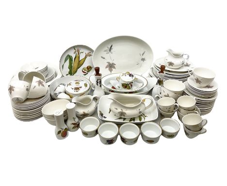 Quantity of tea and dinner wares comprising Royal Worcester 'Evesham' pattern dinnerwares to include lidded tureen, ramekins,