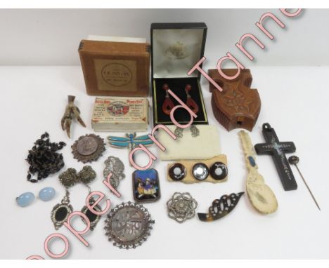 A collection of assorted jewellery items, including; a reverse painted butterfly wing pendant; a cross pendant inlaid with mo