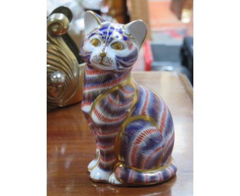 ROYAL CROWN DERBY GLAZED CERAMIC CAT, APPROXIMATELY 14cm HIGH 