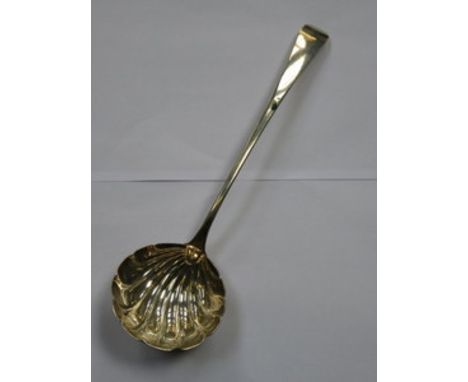 HALLMARKED SILVER GEORGIAN SHELL FORM SOUP LADLE, LONDON ASSAY, DATED 1789, MAKER'S INITIALS 'IK'