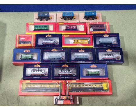 A quantity of boxed 00 gauge Rolling Stock including 4x Bachmann Esso Tankers, 2x Bachmann Cattle Wagons, 2x Bachmann 'Snowdr