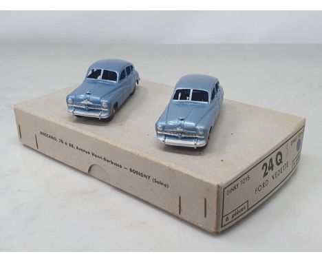 A boxed French Dinky Toys No.24Q Trade Box with two models, one metallic dark blue with red hubs and small baseplate writing,