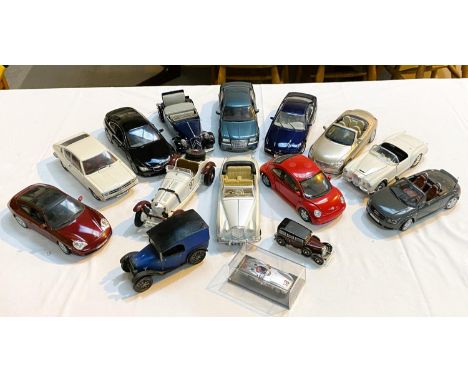 A collection of larger scale car models, including Maisto Chrysler etc.&nbsp; 13 approximately. 