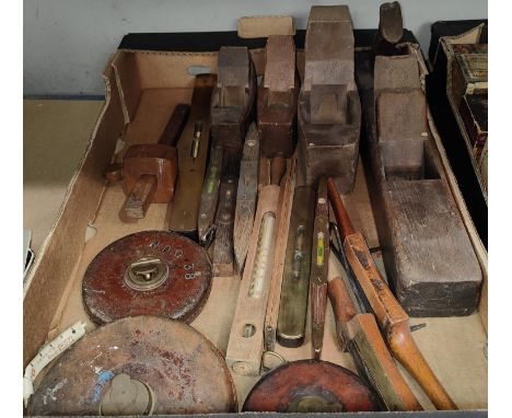 A selection of vintage woodworking planes, spirit levels, measures etc. 