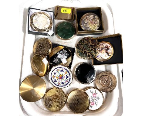 Fifteen vintage Stratton and other powder compacts 