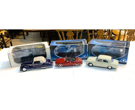 A Signature model 1:18 scale diecast 1947 Delahey 135m, box; a Solido Regent 403, both with boxes. 