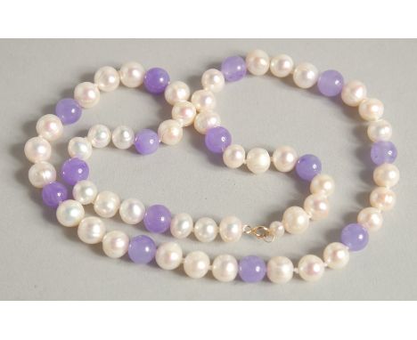 A STRING OF LAVENDER JADE AND PEARL NECKLACE.