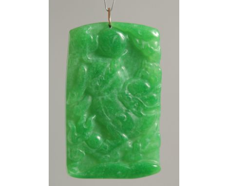 A GOLD TOP RECTANGULAR JADE PENDANT.