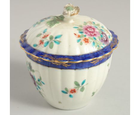 AN 18TH CENTURY WORCESTER POLYCHROME SUCRIER AND COVER painted with sprays of flowers under a bright blue border.