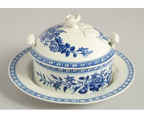 AN 18TH CENTURY WORCESTER BUTTER TUB COVER AND STAND printed with floral sprays, crescent mark.