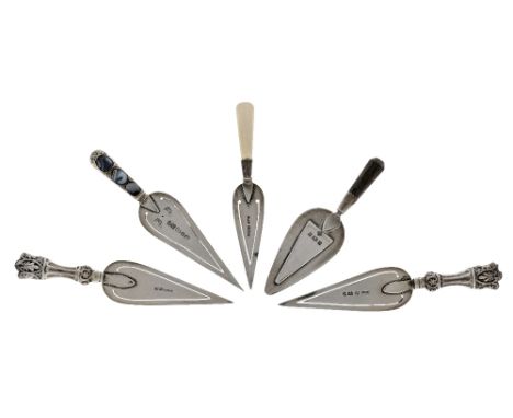 Five silver miniature trowel bookmarks, various dates and makers including a Victorian example with blue hardstone inlaid han