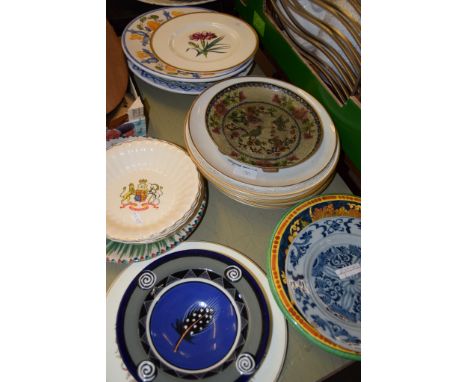 MIXED CERAMIC ITEMS INCLUDING A ROYAL WORCESTER BOTANICAL PLATE BY WILLIAMSON AND AN 18TH CENTURY ENGLISH DELFT PLATE