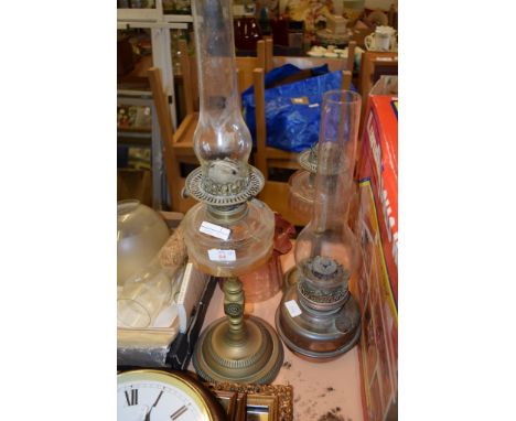OIL LAMP WITH GLASS RESERVOIR ON BRASS STEM, FURTHER OIL LAMP AND GLASS SHADES