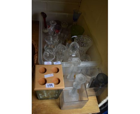 BOX CONTAINING GLASS WARES INCLUDING DECANTER AND VASES