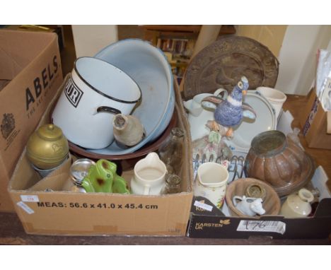 BOX CONTAINING MIXED GLASS AND METAL WARES INCLUDING A LARGE COPPER DISH, CERAMIC POTTERY FROG AND POTTERY MODEL OF A BIRD