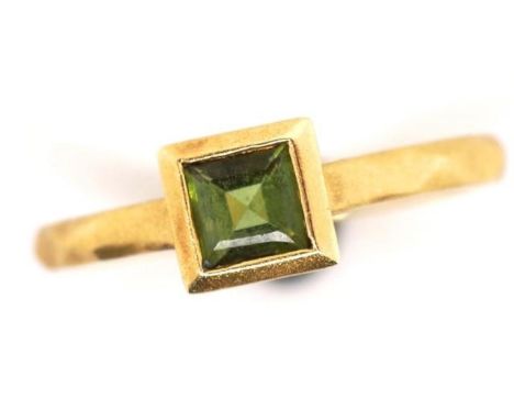 14ct yellow gold and tourmaline ring in a hammered and brushed finished. Marked 14k 585. Approx weight 1.7 grams, ring size K