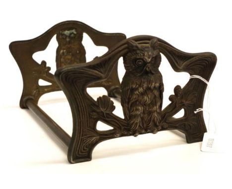 Vintage brass expanding bookrack owl decoration to each end, (expands to 38cm approx).