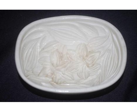 Early ceramic jelly mould white ceramic mould, flannel flower impressed decoration, (diameter 14cm approx).