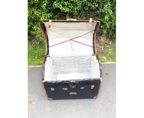 Vintage dome top travel trunk, good overall condition, approximate measurements: Height 25 inches, Width 30.5 inches, Depth 2