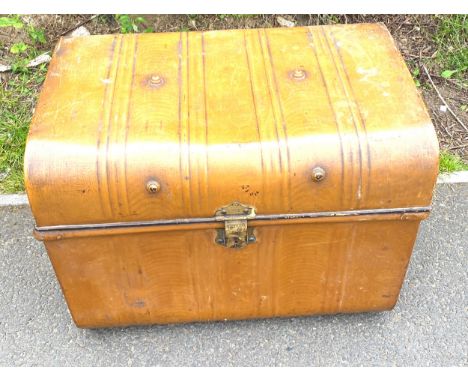 Vintage metal travel trunk, approximate measurements: Height 19.5 inches, Width 25 inches, Depth 18 inches 
