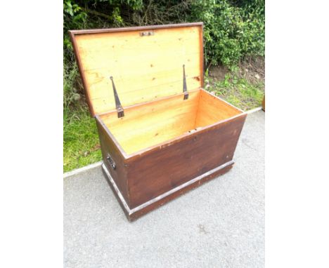 Vintage pine blanket box, approximate measurements: Height 19 inches, Width 31.5 inches, Depth 16.5 inches 
