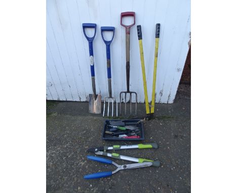 Garden tools to include forks and shovel etc&nbsp;