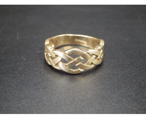 9ct gold hallmarked 'Celtic' style ring 2.56g size M