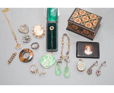 A small group of Victorian and later jewellery, including seed pearl set stick pin, 9ct and gem set bracelet, hardstone brooc